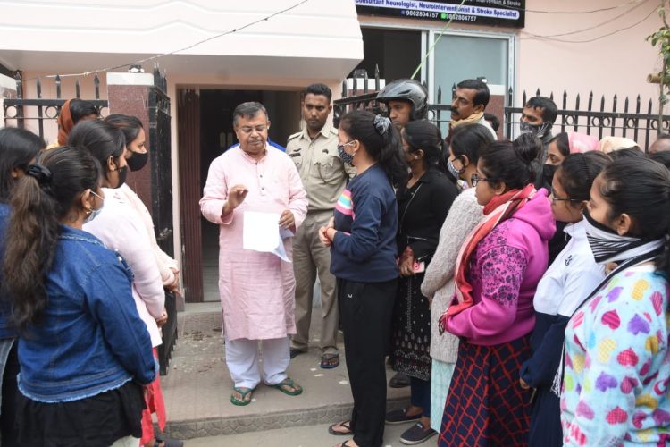 Residents of Sister Nivedita Girls Hostel meet Education Minister