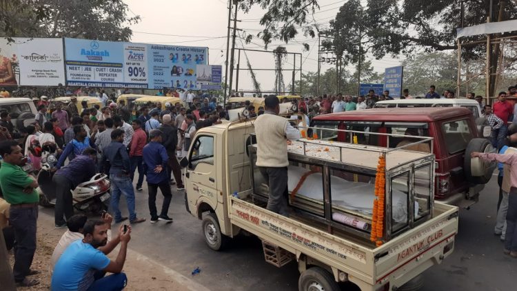 Left Front and Congress paid their last respects by withdrawing the protest after a long four hours