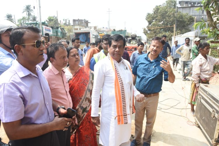 Mayor visited the cleaning work of Akhaura and Kalapania