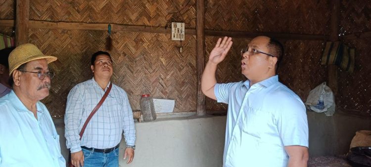 The opposition leader visited the areas affected by natural disasters
