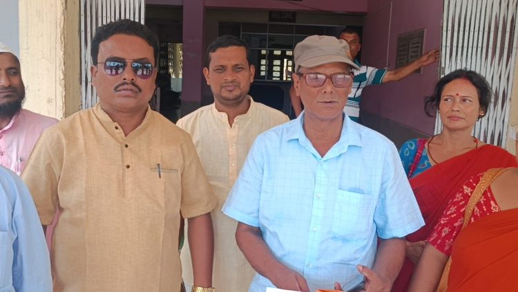 Thursday, April 27, at 11 am, a deputation was given to the Prime Minister through the District Magistrate with 4 point demands on the initiative of the Unkoti District Committee of Bharatiya Mazdoor Sangh.  T