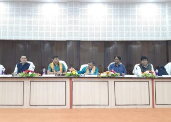 Minister Ratan Lal Nath met in the review meeting of Vidyut Department and Vidyut Nigam at Pragya Bhavan.