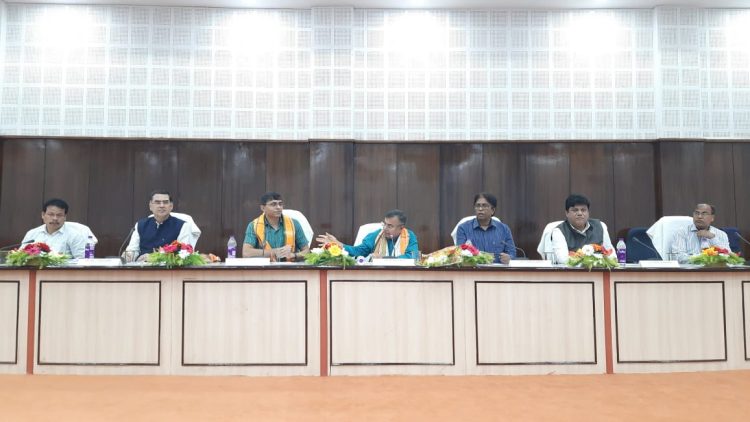 Minister Ratan Lal Nath met in the review meeting of Vidyut Department and Vidyut Nigam at Pragya Bhavan.