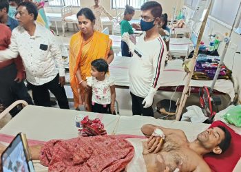 Power Minister went to GB Hospital to take information about the electrician who got burnt in the fire.