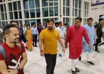 Tripura students studying in Manipur returned to the state from Manipur on Saturday midnight .