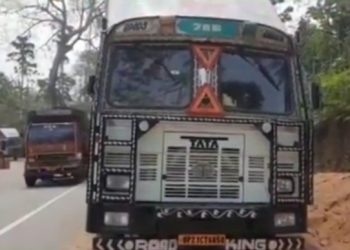container car loaded with Fensidil of Tk 3 crores was seized at Churaibari in Bazarichara, three people were arrested!!