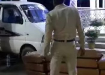 Kadamtala police seized two eco-vans loaded with dried ganja from Dubag area of ​​Kanthaltali