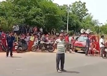 JCB has taken up the forest department, closed road work,