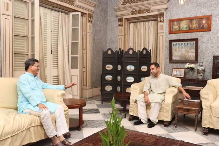 The Chief Minister met Pradyot in Raj Andar