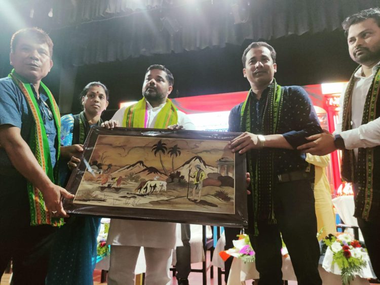 Food Minister interacted with the beneficiaries of Pradhan Mantri Awas Yojana