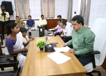 Chief Minister Manik Saha listened attentively to the problems of Aam Janata in the Chief Minister Samipeshu program