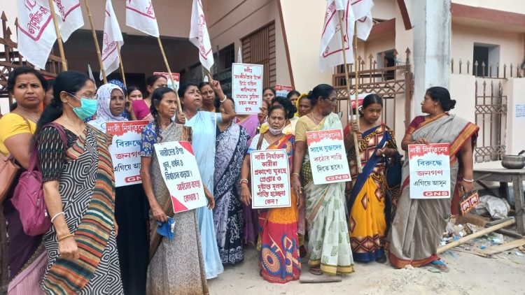 Demonstration in front of Women’s Commission against incidents of violence against women