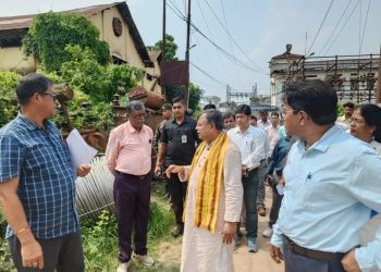 On a sudden trip, seeing the cleanliness of the electricity corporation, Lal Power Minister was shocked!