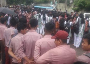 The students of various schools of Kanchanpur sub-division gave a memorandum to the sub-division