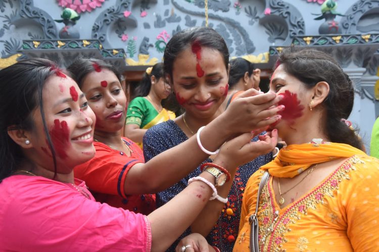 On the occasion of Ambubachi, a large crowd of devotees was seen at Lakshminarayan temple