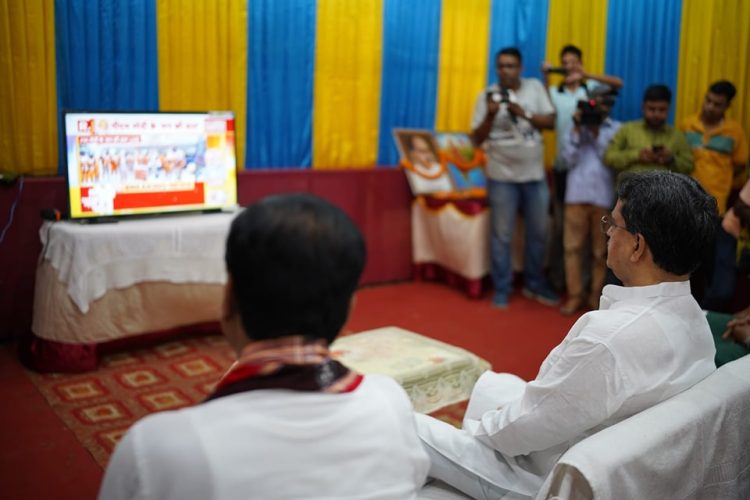 Dr Saha Listens to PM Modi’s Mann Ki Baat