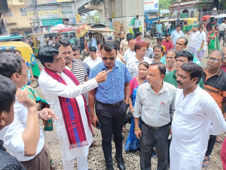 The mayor visited the market and gave a message