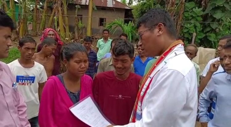 The minister gave financial support to the families of the two dead children