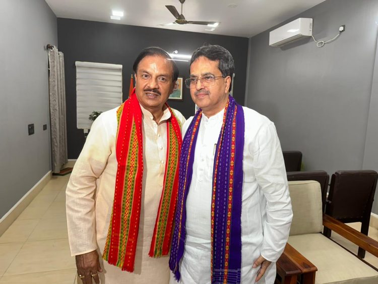 CM meets Dr. Mahesh Sharma, discusses organizational matters