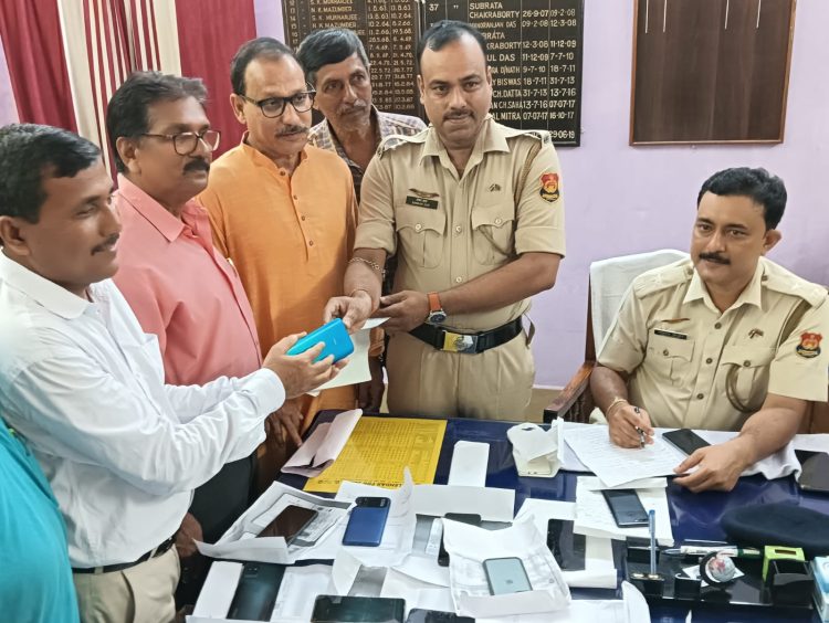 Police recovered 25 stolen mobiles