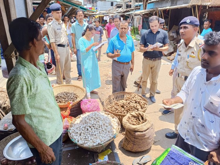 Administration held campaign at Maharajganj Bazar