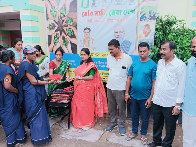 Clothes distributes among cleaning workers in ward no. 14