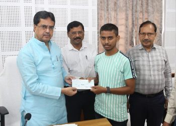 Responding humanitarian call of CM, Civil Service Officers Association helps poor meritorious student*