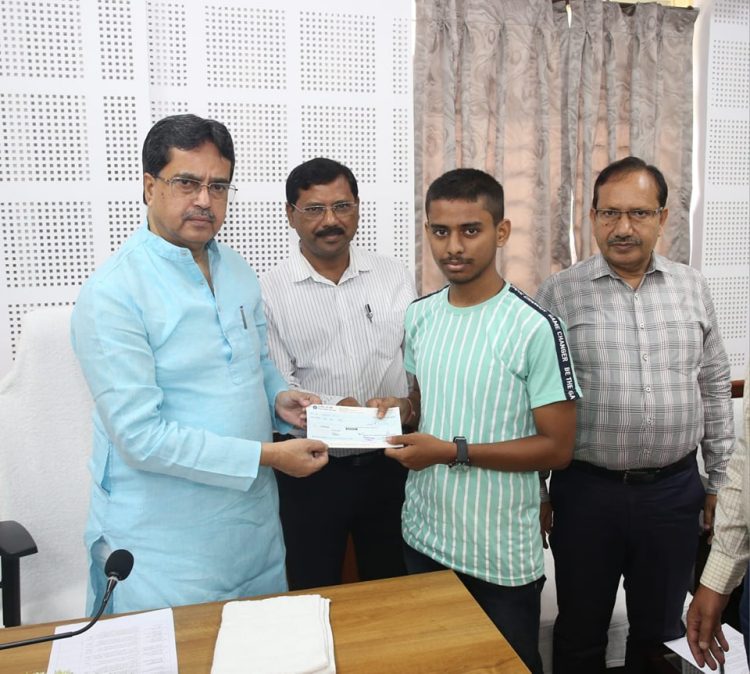 Responding humanitarian call of CM, Civil Service Officers Association helps poor meritorious student*