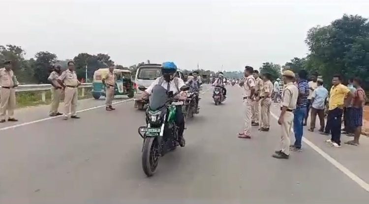 Auto drivers tried to block the national highway