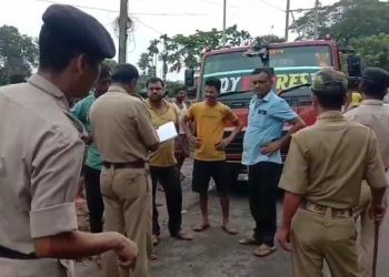 Woman laborer in distress after being hit by a sand-laden tripper The incident in Mia Bazar area under Birganj Police Station!