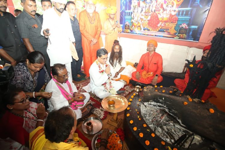 The Chief Minister laid the foundation stone of Dakshineshwar Kali Temple at Gorakhnath Ashram