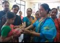 Vagabond woman deliver a baby being helped by transgenders.
