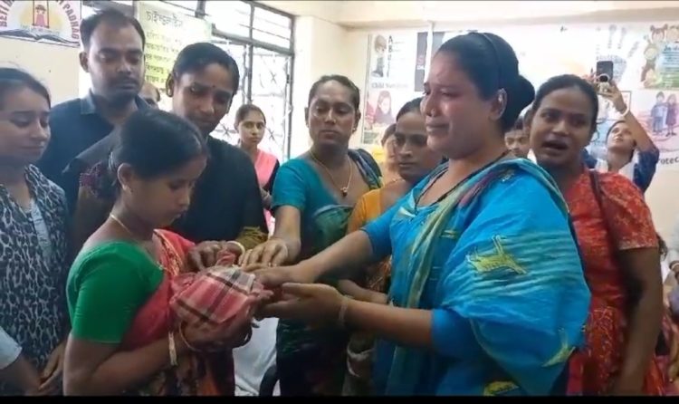 Vagabond woman deliver a baby being helped by transgenders.