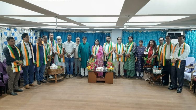 On the invitation of Agartala Press Club, 17 representatives of Dhaka National Press Club arrived in Agartala today for a three-day visit