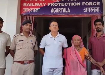 An 80-year-old woman missing from Mathura in Uttar Pradesh was handed over to her family by the RPF police officer!