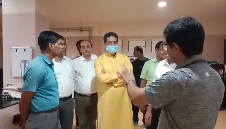 Night Gb Hospital visit Chief Minister!   He visited every ward of the hospital with his own yes including the hostel and the test equipment\m