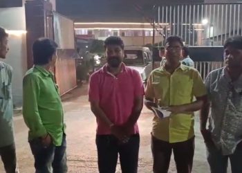 Assembly of Journalists member Prateek Mahalanbish was attacked by miscreants last night when he went to West Agartala police station to report that he was misbehaved by some police officers.