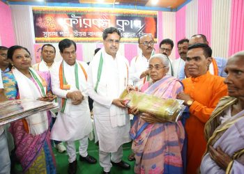CM distributes clothes among cleaning and sanitation staff  