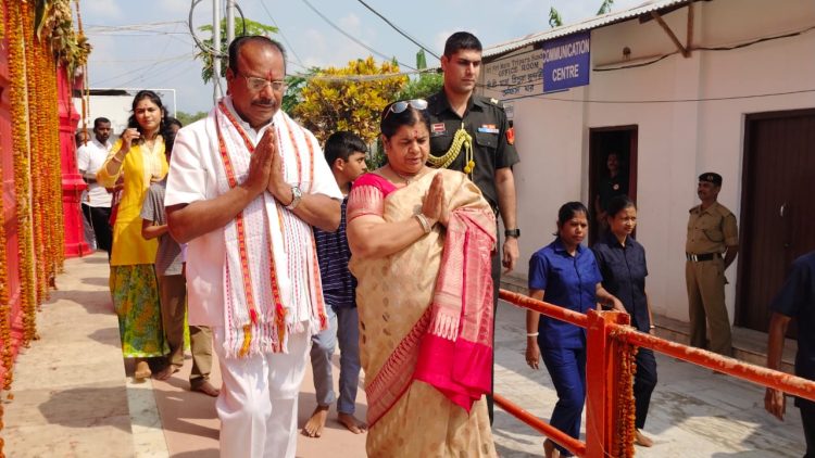Governor offers Puja at Tripura Sundari temple
