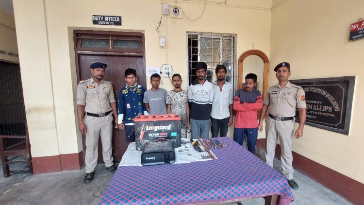 Gang of six notorious thieves arrested