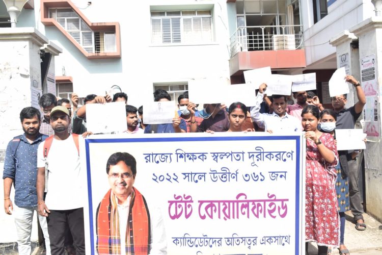 TET passers stages protest in front of education building demanding jobs