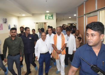 Governor visits GB hospital