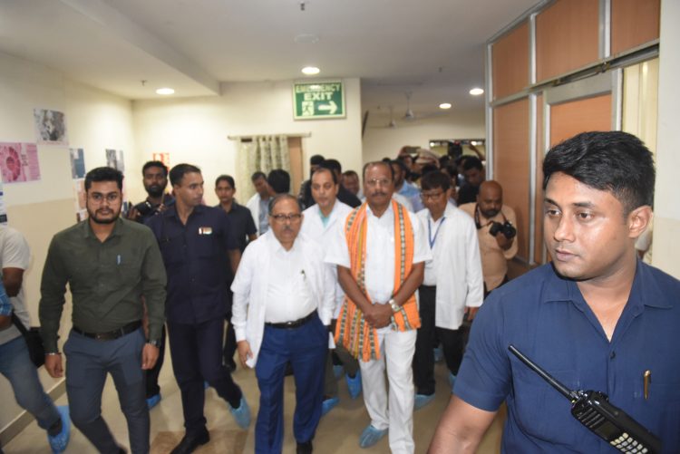 Governor visits GB hospital