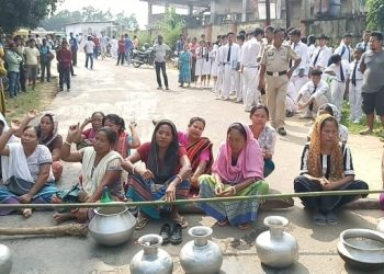 Angry Women Staged Road Blockade.   