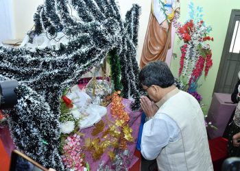 Chief Minister celebrates Christmas by cutting a cake