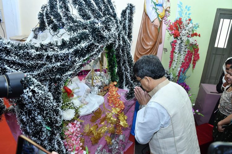Chief Minister celebrates Christmas by cutting a cake