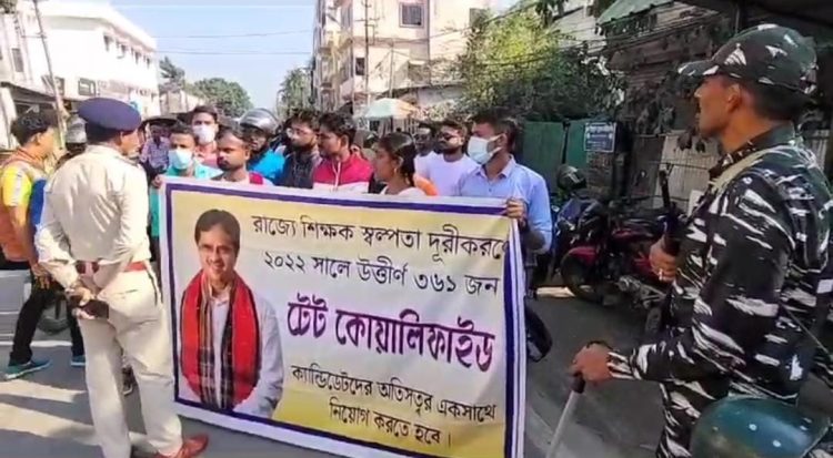 Job seekers besieged the Chief Minister’s residence demanding the appointment
