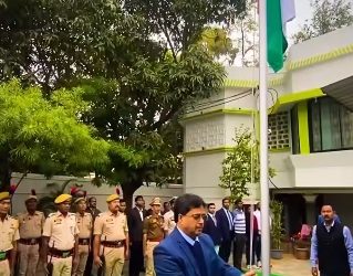 A special moment of hoisting of the national flag on the 75th Republic Day of independent India, which is the result of the sacrifices of countless heroes.