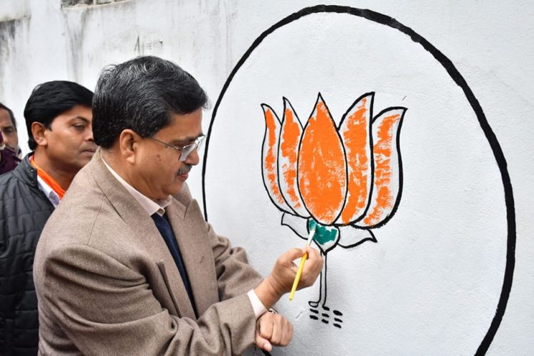 Chief Minister participates in wall writing programme