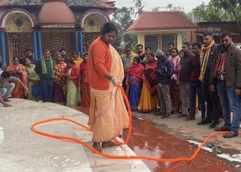 Union Minister Pratima Bhoumik attends Swachhta Abhiyan in Chaudda Devata temple